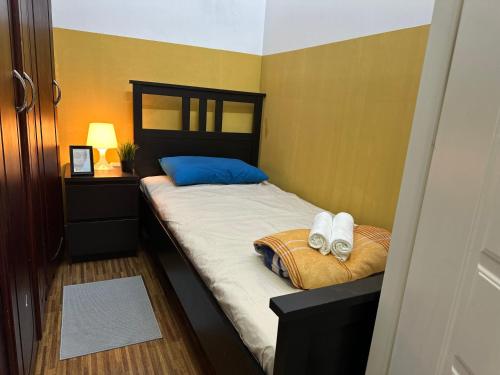 เตียงในห้องที่ Cozy Partition Room Near Mashreq & MOE Metro