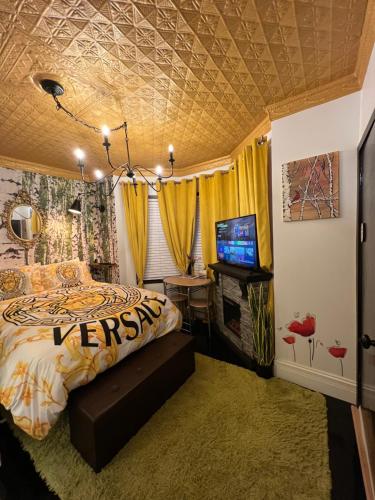 um quarto com uma cama e uma televisão em Luxurious Bedroom with Private Bathroom em Fall River