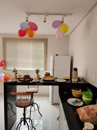 kuchnia z blatem z balonami w obiekcie Casa de Praia - Guriri w mieście São Mateus