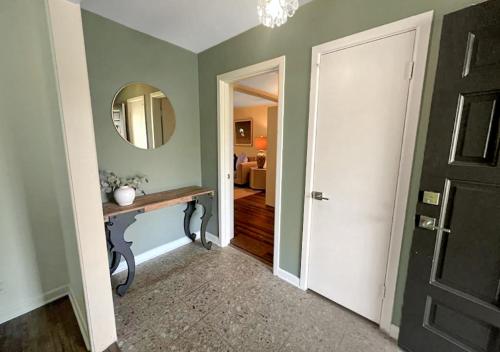 Cette chambre dispose d'un couloir avec un miroir et une porte. dans l'établissement House on Main, à Texarkana