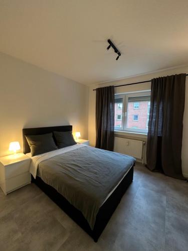 - une chambre avec un grand lit et une fenêtre dans l'établissement Apartment Laurier, à Alsdorf