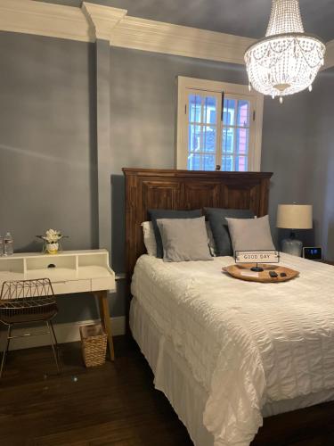 Un dormitorio con una cama y una bandeja. en Serenity in the Marigny en Nueva Orleans