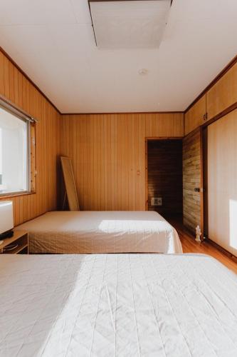 Una cama o camas en una habitación de okinawa sup guide