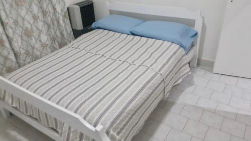 Una pequeña cama blanca en una habitación con en ms.propiedadesviedma en Viedma