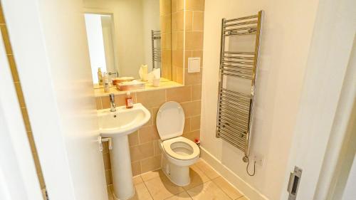 een kleine badkamer met een toilet en een wastafel bij Modern Spacious 2-Bed Apartment in London in Bromley
