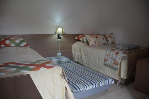 Habitación con cama y sofá. en Reflejos de Luna Llena en Puerto Iguazú
