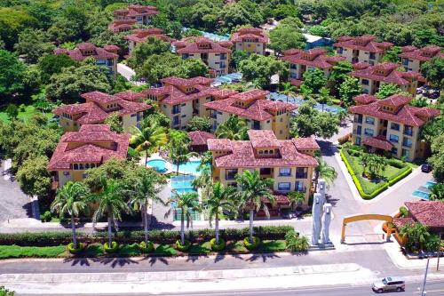 una vista aérea de una villa con un complejo en The Oaks Tamarindo Pool Front Condominiums fast wifi, en Tamarindo