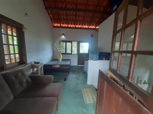 uma sala de estar com um sofá e uma mesa em Madeirascamping na Ilha de Boipeba