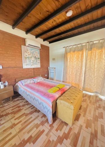 - une chambre avec un grand lit et du parquet dans l'établissement Departamento monoambiente para 4 personas, à Rivadavia