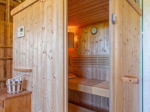 uma sauna de madeira com um banco dentro em Landhaus Platzl em Hopfgarten im Brixental