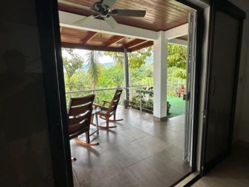 Villas Lambeau 3 Ocean View - 2BR 3 BAにあるバルコニーまたはテラス