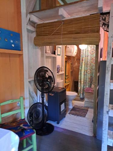una camera con ventilatore e una camera con bagno di Mi pequeño Santuario a La Pedrera