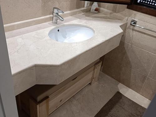 Un baño con un lavabo blanco en una habitación. en Magallanes Viewpoint, en Tarifa