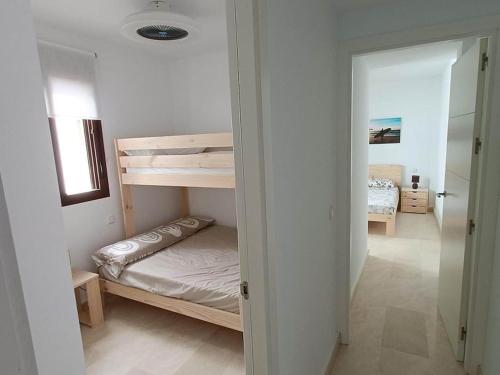 Habitación pequeña con litera y pasillo en Magallanes Viewpoint, en Tarifa