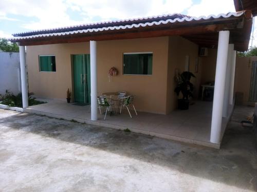 a small house with a patio and a table at Aconchego do velho chico in Piranhas