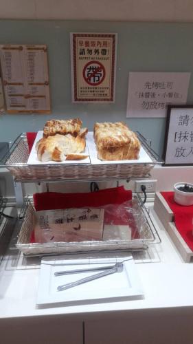two trays of food on a counter in a store at King Motel王者 in Taoyuan