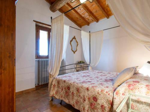 1 dormitorio con cama y ventana en BeB Il Poderino Family Room, en Dicomano