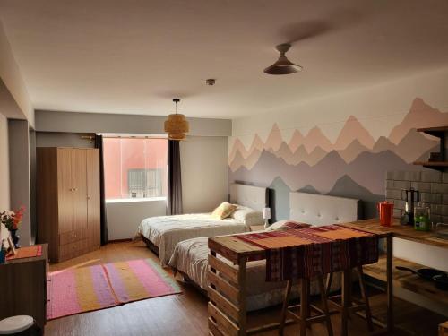 1 dormitorio con 2 camas y un mural de montaña en la pared en Espaciosos y lindos mini apartamentos, en Lima
