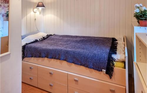 a bedroom with a bed and a dresser at Cozy Home In Kjrsvikbugen With Wifi 