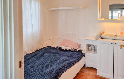 een kleine badkamer met een bed en een wastafel bij Cozy Home In Kjrsvikbugen With Wifi 