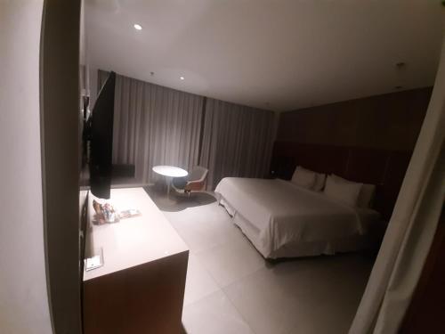 Hotel Nacional في ريو دي جانيرو: غرفة الفندق بسرير وطاولة