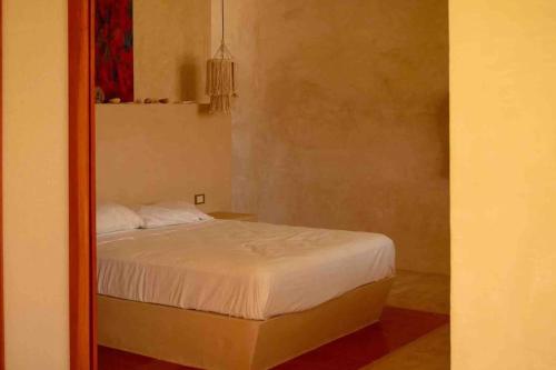 um quarto com uma cama e um espelho em Disfruta en La Casa de Lola / Enjoy at Lolas house em Progreso