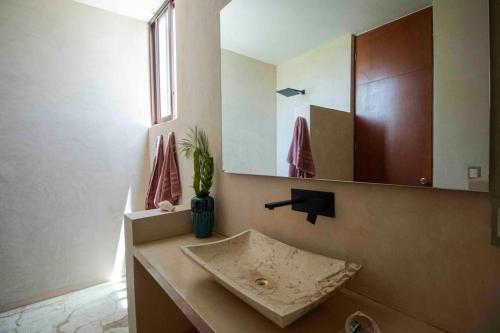 uma casa de banho com um lavatório e um espelho em Disfruta en La Casa de Lola / Enjoy at Lolas house em Progreso