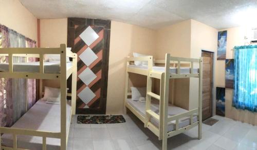 een kamer met 2 stapelbedden in een kamer bij Azzura Budget Rooms in Zamboanga