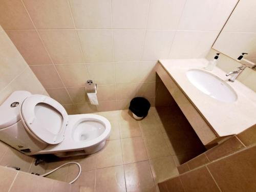 a bathroom with a toilet and a sink at 6C-Short-term rental allowed-2BRs Downtown Bangkok in Makkasan