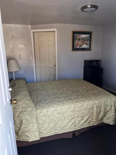 מיטה או מיטות בחדר ב-Grand Howell Inn