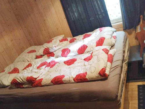En eller flere senge i et værelse på Holiday home GJESDAL