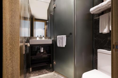 Paco Hotel Shuiyin Road Guangzhou-Free bus Canton Fairにあるバスルーム