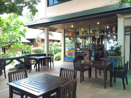 un restaurant avec des tables et des chaises en face d'un magasin dans l'établissement Dreamland Resort, à Thong Nai Pan Yai