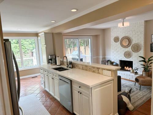 Dapur atau dapur kecil di Oakville Retreat - 4 bedroom 5 beds - short walk from the lake