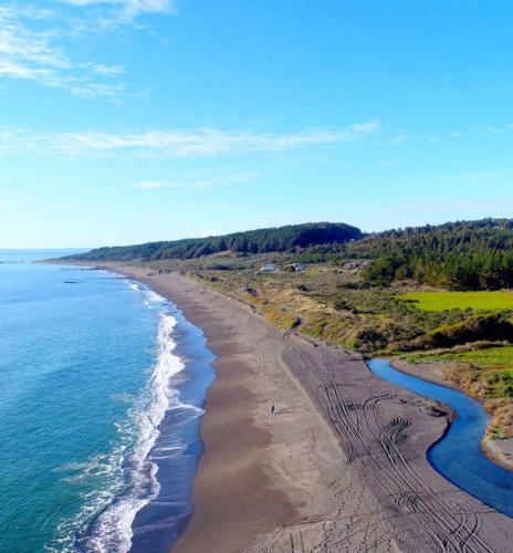 an aerial view of a beach and the ocean at Casa Bosques & Mar in Pelluhue