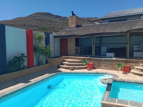 ein Swimmingpool vor einem Haus in der Unterkunft R & E Good vibes in Kapstadt