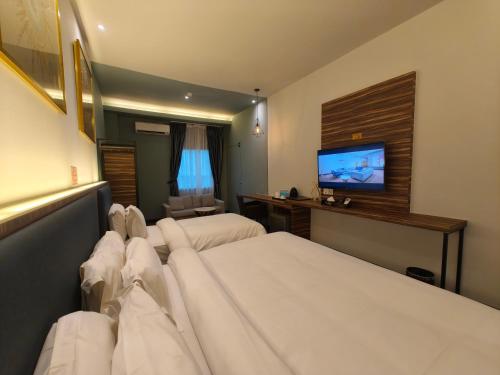 Ένα ή περισσότερα κρεβάτια σε δωμάτιο στο Asiatic Hotel