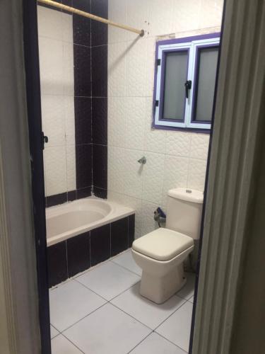 ein Badezimmer mit einem WC, einer Badewanne und einem Waschbecken in der Unterkunft شقة in Alexandria