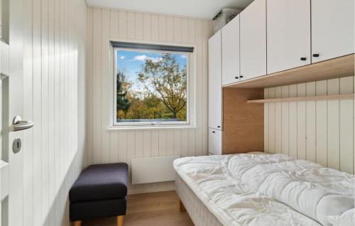 sypialnia z dużym łóżkiem i oknem w obiekcie Nice Home In Sams With Wi-fi w mieście Nordby