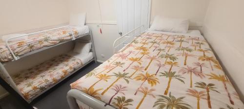アンナ・ベイにあるThe Retreat Port Stephensのヤシの木がある部屋の病院のベッド