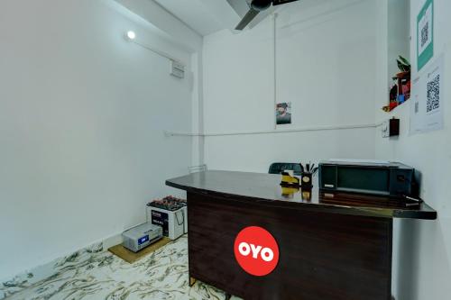 OYO Flagship Your Room & Guest House في باتنا: مطبخ مع كونتر عليه مايكرويف