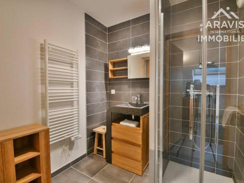 y baño con ducha y lavamanos. en Maison Saint-Jean-de-Sixt, 5 pièces, 10 personnes - FR-1-391-179, en Saint-Jean-de-Sixt
