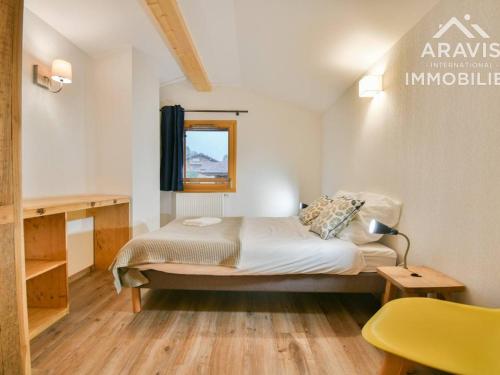 ein kleines Schlafzimmer mit einem Bett und einem Schreibtisch in der Unterkunft Maison Saint-Jean-de-Sixt, 5 pièces, 10 personnes - FR-1-391-179 in Saint-Jean-de-Sixt