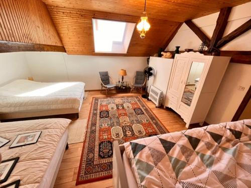 Habitación con 2 camas y alfombra. en Mon "Chateau" FRAUSSIE, en Chahaignes