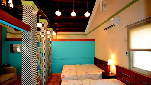 1 dormitorio con 2 camas y estante para libros en 鹿港,遇見1952-包棟, en Lukang