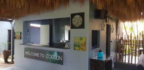 einen Tresen in einem Restaurant mit einem Spiegel an der Wand in der Unterkunft COCOON Koh Chang in Ko Chang