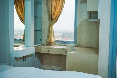 a bedroom with a window and a bed with a window sill at Apartemen Solo Center Point in Bonorejo