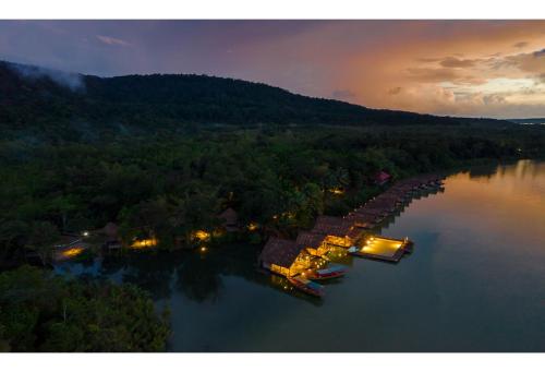 uma vista aérea de um resort sobre um lago à noite em Thansur Tatai Eco Resort em Tatai