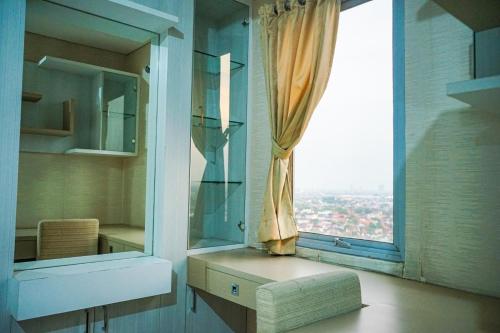 a room with a large window with a bench at Apartemen Solo Center Point in Bonorejo