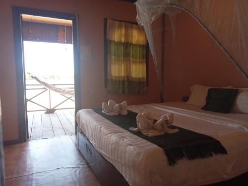 1 dormitorio con 2 camas y toallas en la cama en Champa Guesthouse en Muang Không